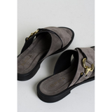 Grå slip in sandal med gulddetaljer og en lille sort gummi hæl lavet i ruskind