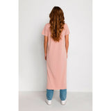 Faded rose maxi kjole fra Kaffe med v udskæring korte ærmer og slids fortil set bagfra på Kaffe model