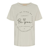 0532 MARTA DU CHÀTEAU INGE TEE BEIGE

Skøn t-shirt fra&nbsp;Marta du cháteau. Den har rund hals,&nbsp;korte ærmer og en rummelig pasform. Farven er en kold beige farve og foran er der en tekst hvor der står "ALWAYS BE YOU &amp; DON'T APOLOGIZE" også er den tekst omringet af endnu en tekst "BE KIND, BE WORTHY, BE THOUGHTFUL, BE BEAUTIFUL"


Rund hals og korte ærmer
Test foran
Rummelig pasform



Størrelsesguide:&nbsp;T-shirten er normal, men rummelig i størrelsen. Str. S/M dækker str. XS/34-L/40&nbsp; og str