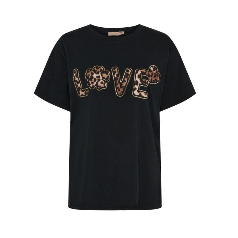 0532 MARTA DU CHÀTEAU INGE TEE BLACK LEO

Skøn t-shirt fra&nbsp;Marta du cháteau. Den har rund hals,&nbsp;korte ærmer og en rummelig pasform. Farven er sort og foran er der et leotryk hvor der står "LOVE" med sten rundt omkring bogstaverne.


Rund hals og korte ærmer
Tryk foran med sten
Rummelig pasform



Størrelsesguide:&nbsp;T-shirten er normal, men rummelig i størrelsen. Str. S/M dækker str. XS/34-L/40&nbsp; og str. L/XL dækker str. L/42-XXL/44.