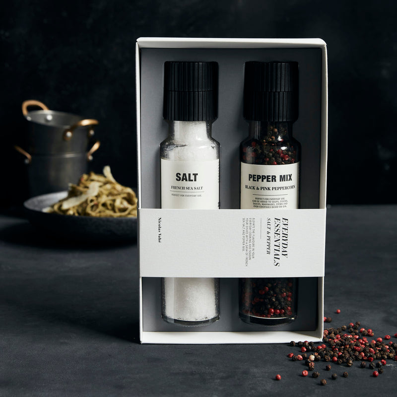 Giftbox set forfra på bord sammen med en tallerken pasta