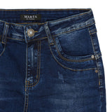 178-26165 MARTA DU CHÁTEAU AZMINA JEANS DENIM BLUE

Super fede jeans fra Marta du cháteau. Azmina jeans er en klassisk 5-lomme model og lukkes med fire synlige knapper. De har lyse slid detaljer på benene og slid huller foran, men med stof bag, så der ikke er hul ind til benene. De har en normal talje højde.



Klassisk 5-lomme model og synlige knapper
Elastiske jeans
Farven er slidt mørke denim blå
Lyse slid detaljer
Slid huller
Kropsnær pasform