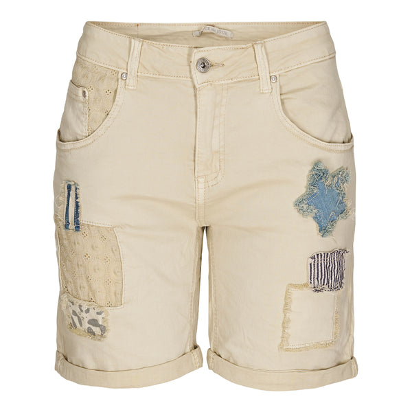 beige denim shorts med lapper og opsmøg