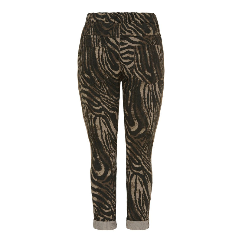 21513 MARTA DU CHÀTEAU FABIENNE PANTS FANGO&nbsp;

Zebra mønstret bukser fra Marta du Cháteau. De har fast linning med snøre, lommer, samt baglommer. En lille fin detalje er, at ned langs benet, er der et velourbånd. Det giver bukserne lidt ekstra. De har en normal løs pasform.


Fast linning, snøre, lommer og velura bånd&nbsp;
Zebra print
Brun og beige farvet&nbsp;
Normal løs pasform
Let baggy pasform


Størrelsesguide:&nbsp;De er normale i størrelsen. S/M dækker over str. S-M og en lille L. L/XL dækker ov