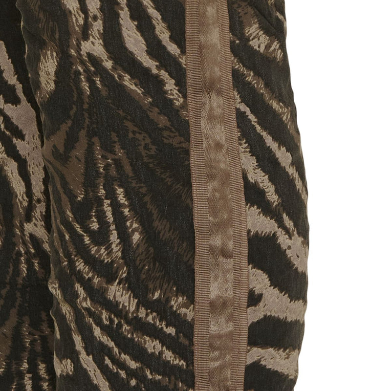 21513 MARTA DU CHÀTEAU FABIENNE PANTS FANGO&nbsp;

Zebra mønstret bukser fra Marta du Cháteau. De har fast linning med snøre, lommer, samt baglommer. En lille fin detalje er, at ned langs benet, er der et velourbånd. Det giver bukserne lidt ekstra. De har en normal løs pasform.


Fast linning, snøre, lommer og velura bånd&nbsp;
Zebra print
Brun og beige farvet&nbsp;
Normal løs pasform
Let baggy pasform


Størrelsesguide:&nbsp;De er normale i størrelsen. S/M dækker over str. S-M og en lille L. L/XL dækker ov