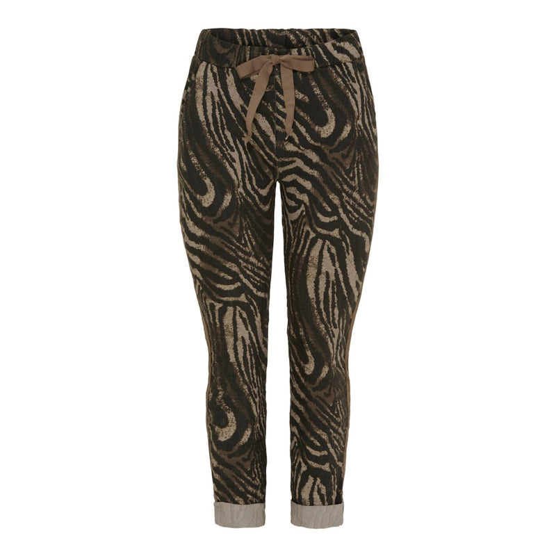 21513 MARTA DU CHÀTEAU FABIENNE PANTS FANGO&nbsp;

Zebra mønstret bukser fra Marta du Cháteau. De har fast linning med snøre, lommer, samt baglommer. En lille fin detalje er, at ned langs benet, er der et velourbånd. Det giver bukserne lidt ekstra. De har en normal løs pasform.


Fast linning, snøre, lommer og velura bånd&nbsp;
Zebra print
Brun og beige farvet&nbsp;
Normal løs pasform
Let baggy pasform


Størrelsesguide:&nbsp;De er normale i størrelsen. S/M dækker over str. S-M og en lille L. L/XL dækker ov