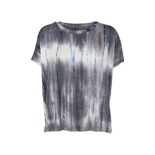 KATHY BLOUSE BLUE GREY  Kathy T-shirt fra Prepair&nbsp;er i en blød rayon kvalitet og i smukke batikprint i grå og beige toner. T-shirten har rund hals og korte ærmer samt en løs og afslappet pasform.  Rund hals, korte ærme og løs pasform Smukke batikprint i grå og beige toner Dip dye