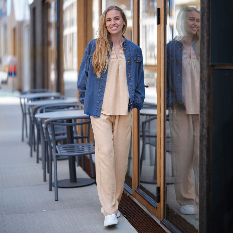 2558 DAGNY PANTS SAND  Smukke sandfarvet bukser fra Prepair. Dagny pants er i en sand. Bukserne har lige ben, elastikbånd i taljen med snøre samt to skrålommer.  Sand farvet Lige ben Elastikbånd i taljen med snøre Skrålommer Matchende bluse