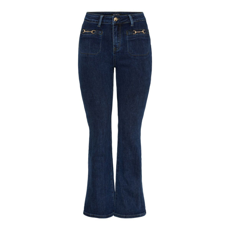 26210 MARTA DU CHÁTEAU JEANETT JEANS DENIM BLUE

Super smarte jeans med guldspænde fra Marta du cháteau. Det er jeans i en mørk denim farve med guld spænden ved lommerne. Jeanett bukserne har massere af stræk i sig, så de vil give sig, når man har dem på. De lukkes med lynlås og en enkel guld knap. Udover det smarte guldspænde med lommerne, så har bukserne vidde ben, som bare ser rigtig godt ud, når det sidder til over lårene. Sidst men ikke mindst har bukserne 2 lommer foran og 2 lommer bagpå.&nbsp;

Denim