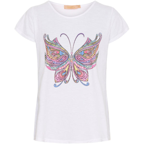 hvid kortærmet bluse med en smuk sommerfugl i forskellige farver set forfra