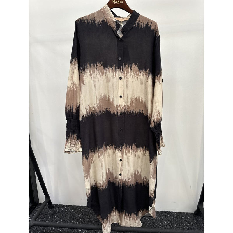 4991B MARTA DU CHÁTEAU MERLE DRESS VAR1

Super flot kjole med et smukt print fra Marta du cháteau. Merle dress har kinakrave, den er gennemknappet, lange ærmer med bred smock kant. Kjolen har tie dye looket i farverne sort og beige/brune toner. Den går lige op og ned, runder flot og feminint nederst i kanten og har en løs pasform.



Kinakrave, stolpe med knapper og lange ærmer
Tie Dye
Flot mønster i sort og beige/brune toner
Løs pasform