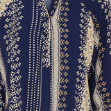 Kjole fra marta i et let materiale den har stolpe ned fortil med blå knapper rund hals og lange ærmer som afsluttes med smock den er lavet i den flotteste mørkeblå farve og har et fint beige print set forfra