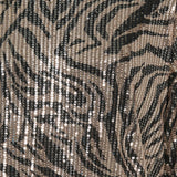 Brun bluse med sorte zebra aftegninger den har rund hals og lange ærmer og er betrukket med flotte palietter