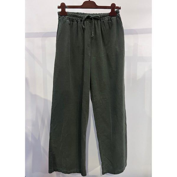 62543 MARTA DU CHÁTEAU GABRIELLE PANTS MILITARY&nbsp;

Fede bukser i fløjl fra Marta du Cháteau. Bukserne har et bredt elastik stykke øverst på ca. 4 cm med bindebånd. Bukserne har skårlommer og er i en løs pasform.


Bredt elastik stykke 4 cm og skårlommer
Fløjl
Army farve

Den har en løs pasform

Størrelsesguide:&nbsp; Nederdelen er rummelig i størrelsen. Den har meget elastik i taljen. Størrelse S/M dækker over XS-L og L/XL dække over str. L-XXL.