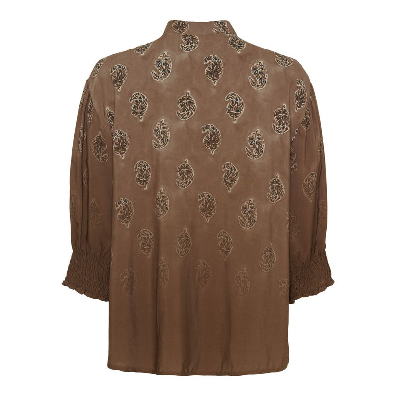 6317 MARTA DU CHÀTEAU UNNUR BLOUSE FANGO FADED  Paisley print bluse fra Marta du cháteau. Blusen er med en sød flæsekant og en lille v-udskæring ved brystet. Blusen har 3 knapper, så man kan få en lidt større v-udskæring. Blusen har 3/4 ærmer med smock for enden. Blusens print er i farverne, brun, blå, beige mm og har en løs pasform.&nbsp;  Flæsekant med lille V-udskæring Paisley print 3/4 ærmer og smock for enden Løs Pasform&nbsp;