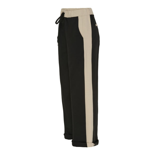 69236 MARTA DU CHÁTEAU LUPITA PANT BLACK/BEIGE  Smarte sorte bukser fra&nbsp;Marta du cháteau i et stærkbart materiale. Der er en fed detalje i form af en beige linje rundt om livet, ned af siderne på buksebenet samt snyde baglommerne&nbsp;  Stærkbart materiale og snøre i livet  Skå lommer i siden Snyde lommer bag på Løs pasform