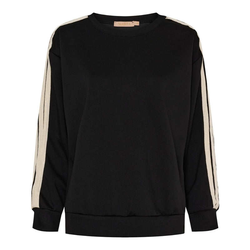 69406 MARTA DU CHÁTEAU MONIQUE SWEATSHIRT BLACK&nbsp;


Sort sweat bluse fra Marta du cháteau. Sweat blusen &nbsp;har tre tynde guld glimmer striber på begge ærmer. Blusen har lange ærmer, rund hals og afsluttes med en bred kant både på ærmer og i taljen. Style dem gerne med de matchene bukser eller en cool t-shirt og et par sneakers.


Rund hals og lange ærmer og guldbånd
Klassisk sort
Løs/bred pasform
Der findes bukser til


Størrelsesguide: Sweatshirten&nbsp;er normal, men rummelig i størrelsen. Str. S/M