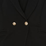 85641-1 MARTA DU CHÁTEAU VIVIAN BLAZER BLACK&nbsp;

Fin klassisk sort blazer med guld knapper fra&nbsp;Marta du cháteau. Vivian blazer har dub revers, lange ærmer, front snydelommer samt knaplukning med 2 guld knapper foran.&nbsp;


Dyb revers, lange ærmer, 2 guld knapper og snydelommer&nbsp;
Klassisk sort
Løs pasform

Størrelsesguide: Vivian blazer er er normal til rummelig i størrelsen. Str. S/M dækker str. XS- lille L og str. L/XL dækker str. L-XXL.