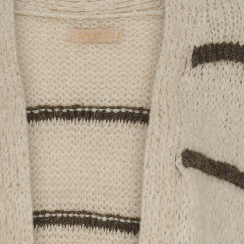 A0178 MARTA DU CHÁTEAU SIMONE KNIT BEIGE/FANGO

Virkelig lækker blød lang stribet cardigan fra&nbsp;Marta du cháteau. Det er en åbenstående cardigan med lange ærmer. Lænden går til under knæet og længere alt afhængig af hvor høj man er.&nbsp;



Åbenstående cardigan
Lange ærmer
Lækker beige farve og brun striber

Løs og rummelig pasform


Størrelsesguide: Den er onesize og rummelig. Dækker str. XS/34-XXL/44.