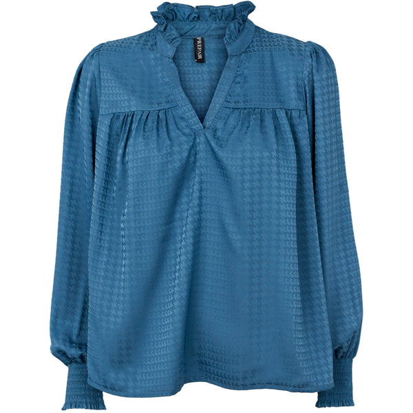 Skøn blå bluse fra prepair med kinakrave og v udskæring den har overskæringover bryst og lange ærmer med smock set forfra 