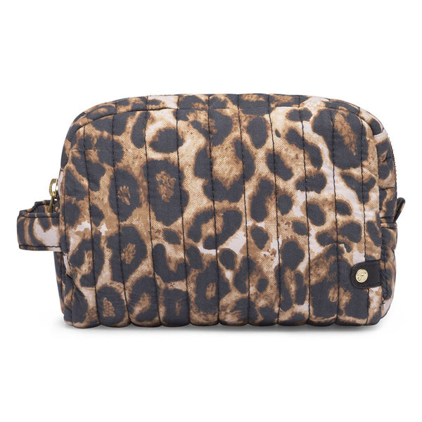 ACCESSORIES LEOPARD

Kosmetiktaske med leopardprint fra&nbsp;Depeche. Den er perfekte til at organisere sine skønhedsprodukter. Tasken er lavet af et blødt og slidstærkt materiale, der tåler daglig brug. Tasken er rummelig nok til at opbevare dine vigtige makeup- og hudplejeprodukter. Den har en sikker lukning i form af en guld lynlås, for at beskytte dine ejendele, så du altid kan tage den med dig overalt, fra rejse til daglig brug.

Lukkes med lynlås
Leo print
Brune/sorte toner
Fås i en størrelse større

