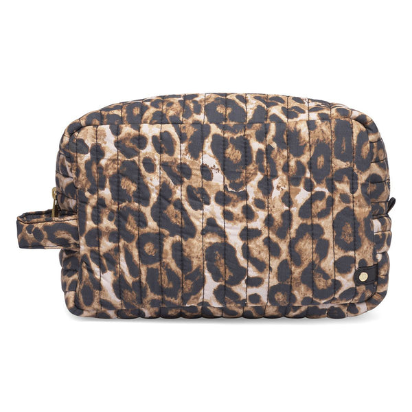 ACCESSORIES LEOPARD STOR

Kosmetiktaske med leopardprint fra&nbsp;Depeche. Den er perfekte til at organisere sine skønhedsprodukter. Tasken er lavet af et blødt og slidstærkt materiale, der tåler daglig brug. Tasken er rummelig nok til at opbevare dine vigtige makeup- og hudplejeprodukter. Den har en sikker lukning i form af en guld lynlås, for at beskytte dine ejendele, så du altid kan tage den med dig overalt, fra rejse til daglig brug.

Lukkes med lynlås
Leo print
Brune/sorte toner
Fås i en nummere mindr