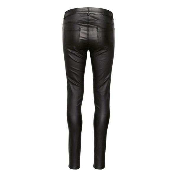 ADA COATED JEANS BLACK DEEP  Sorte coatede bukser fra Kaffe. Drømmer du om skindbukser, men er økonomien ikke lige til det, er her et rigtig godt bud på en prisvenlig udgave. Ada coated jeans ligner på afstand, stramme skindbukser, men koster kun en brøkdel og samtidig er de virkelig behagelige at have på.  Bukserne er allround - hverdag og fest - med stiletter, støvler eller sneaks - som buks eller som leggings under kjoler og tunikaer. Vi medgiver disse jeans vores varmeste anbefaling som et absolut must-