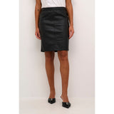 ADA COATED SKIRT BLACK DEEP  Sort coatede nederdel fra&nbsp;Kaffe. Drømmer du om skindnederdel men er økonomien ikke lige til det, er her et rigtig godt bud på en prisvenlig udgave. Ada coated nederdel ligner på afstand, en stramme skindnederdel, men koster kun en brøkdel og samtidig er de virkelig behagelige at have på.&nbsp;  Nederdel er allround - hverdag og fest - med stiletter, støvler eller sneaks. Vi medgiver denne nederdel vores varmeste anbefaling som et absolut must-have.&nbsp;  Tætsiddende&nbsp;p