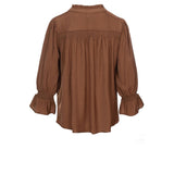 AINO SHIRT TOFFEE

Feminin skjorte fra One Two Luxzuz, skjorten er gennemknappet, har 3/4 lange ærmer med smock. Rund hals med en lille flæse, smock over brystet, der giver lidt vidde til skjorten

Rund hals med flæse, gennemknappet, 3/4 ærme med smock, samt over brystet
Farven er brun
Fåes også i råhvid
Løs pasform

Størrelsesguide: Aino shirt er rummelig i størrelsen, så svinger du mellem 2 størrelser, så tag den mindste.&nbsp;