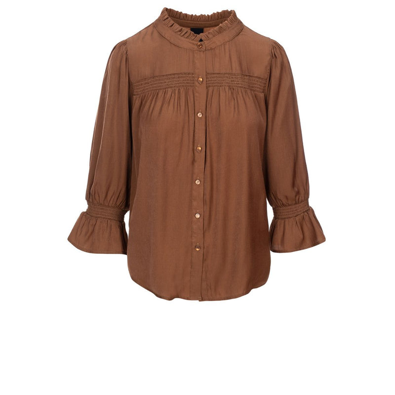 AINO SHIRT TOFFEE

Feminin skjorte fra One Two Luxzuz, skjorten er gennemknappet, har 3/4 lange ærmer med smock. Rund hals med en lille flæse, smock over brystet, der giver lidt vidde til skjorten

Rund hals med flæse, gennemknappet, 3/4 ærme med smock, samt over brystet
Farven er brun
Fåes også i råhvid
Løs pasform

Størrelsesguide: Aino shirt er rummelig i størrelsen, så svinger du mellem 2 størrelser, så tag den mindste.&nbsp;