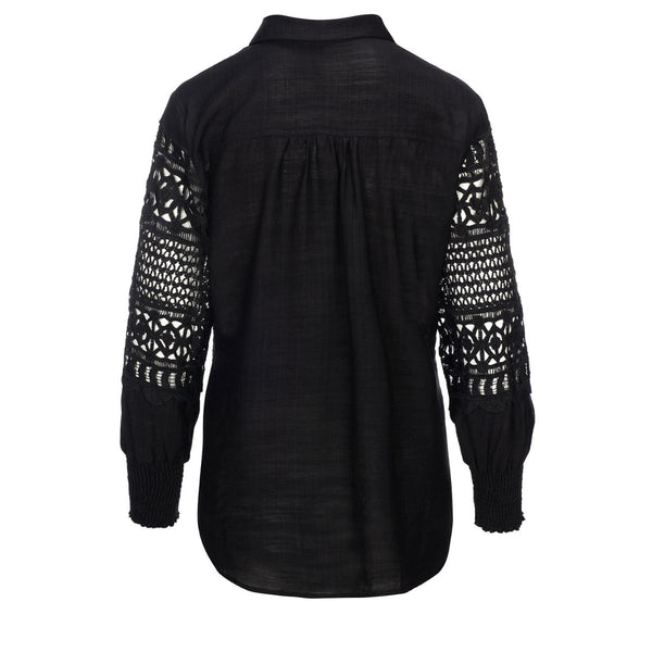 ALFRIDA SHIRT BLACK

Elegant skjorte fra One Two Luxzuz, skjorten har skjulte knapper, et utrolig flot blonde stykke over bryst og ærmer. En enkle ryg med lidt rynk hen over ryggen, samt en pæn afrundet bundkant.&nbsp;De lange ærmer afsluttes med en bred smock

Rund hals med skjortekrav, skjulte knapper, lange ærmer, som afsluttes med bred smock
Blonder
Klassisk sort
Løs pasform

Størrelsesguide: Alfrida shirt er rummelig i størrelsen, så svinger du mellem 2 størrelser, så tag den mindste.&nbsp;
