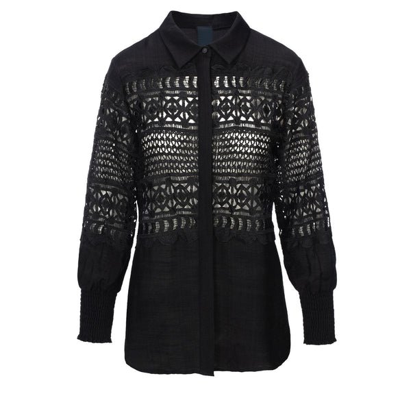 ALFRIDA SHIRT BLACK

Elegant skjorte fra One Two Luxzuz, skjorten har skjulte knapper, et utrolig flot blonde stykke over bryst og ærmer. En enkle ryg med lidt rynk hen over ryggen, samt en pæn afrundet bundkant.&nbsp;De lange ærmer afsluttes med en bred smock

Rund hals med skjortekrav, skjulte knapper, lange ærmer, som afsluttes med bred smock
Blonder
Klassisk sort
Løs pasform

Størrelsesguide: Alfrida shirt er rummelig i størrelsen, så svinger du mellem 2 størrelser, så tag den mindste.&nbsp;
