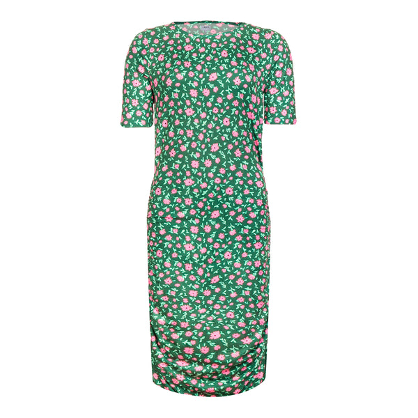 Grøn kjole fra liberte med lyserøde og grønne blomster den har rund hals korte ærmer og rynk i siden set forfra