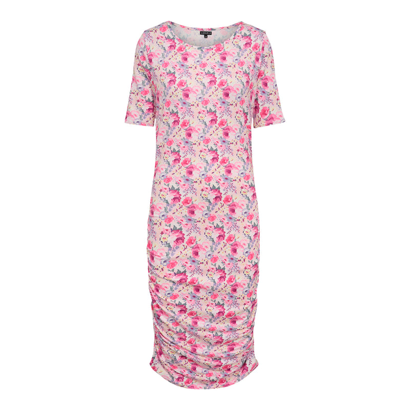 Alma kjole i rosa og lavendel nuancer den har korte ærmer og rynk set forfra