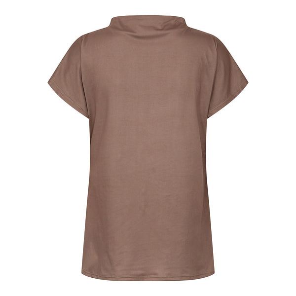 brun t-shirt med høj hals og korte ærmer i det blødeste materiale set bagfra