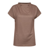 brun t-shirt med høj hals og korte ærmer i det blødeste materiale set forfra