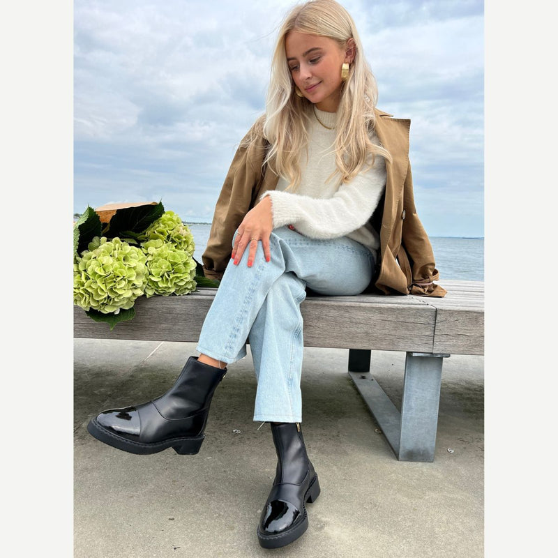 AMIE BOOT BLACK PATENT

Super fede støvler fra Copenhagen shoes, i læder og lak skind. Amie boot har lynlås i den ene side og en pynte lynlås påbag. De har en tyk såler og en ultra blød og lækker indvendig sål.



Lynlås i den ene side, lak på snude
Klassisk sort skind
Skaftomkreds: 28 cm målt ved øverste kant på en str. 39
Skafthøjde: 16 cm på en str. 39
Almindelig pasform. God til bredde fødder


Størrelsesguide: Amie&nbsp;boot er normal i størrelsen.