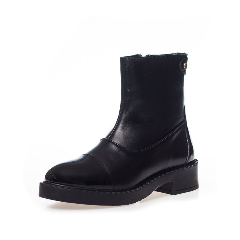 AMIE BOOT BLACK PATENT

Super fede støvler fra Copenhagen shoes, i læder og lak skind. Amie boot har lynlås i den ene side og en pynte lynlås påbag. De har en tyk såler og en ultra blød og lækker indvendig sål.



Lynlås i den ene side, lak på snude
Klassisk sort skind
Skaftomkreds: 28 cm målt ved øverste kant på en str. 39
Skafthøjde: 16 cm på en str. 39
Almindelig pasform. God til bredde fødder


Størrelsesguide: Amie&nbsp;boot er normal i størrelsen.