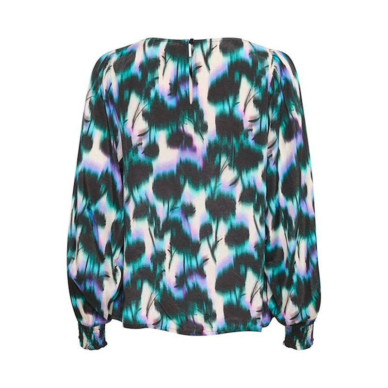 Skøn bluse med rund hals og længe ærmer som afsluttes med smock den har slids og knap i nakken er printet er blomster i blå grønne og lilla toner set bagfra