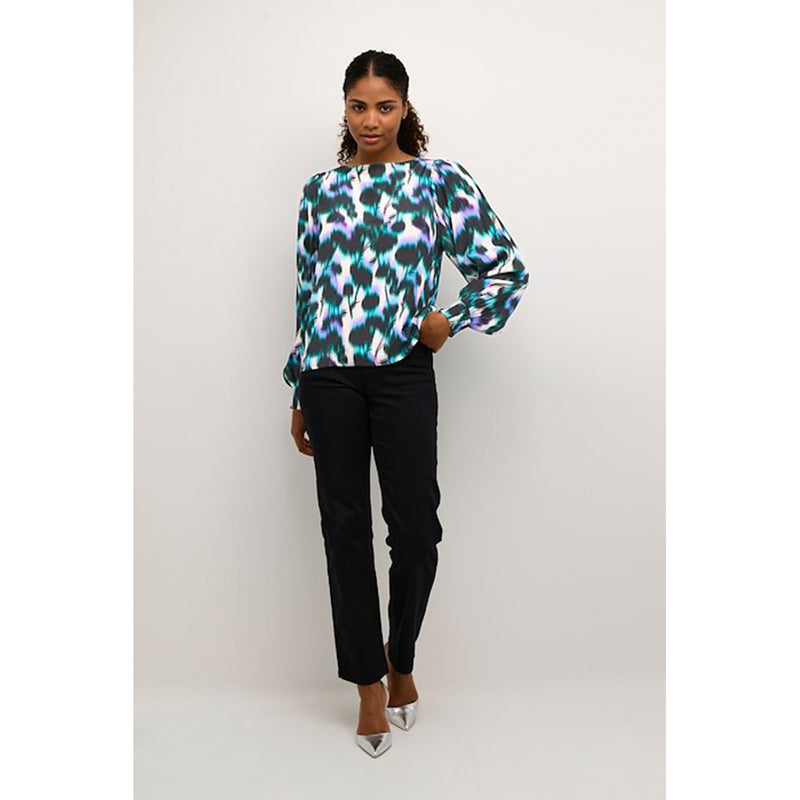Skøn bluse med rund hals og længe ærmer som afsluttes med smock den har slids og knap i nakken er printet er blomster i blå grønne og lilla toner set forfra på kaffe model