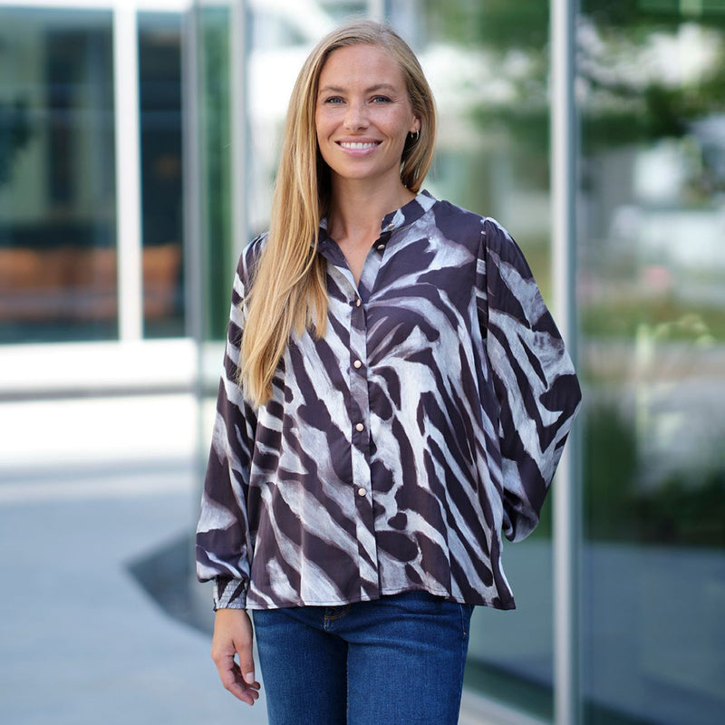 AMIRA BLOUSE COFFEE

Amira Blouse i det fineste zebra print fra Prepair. &nbsp;Skjorten har lange ærmer med et lille puf ved skulderen og er gennemknappet med seks fine guldknapper

Rund hals, lange ærmer, puf ved skulderen , smock og guldknapper

Zebra print
Farverne sort/grålige toner




Størrelsesguide: Prepair er generelt stort i størrelsen.&nbsp;Hvis du veksler i mellem to størrelser, anbefaler vi at du vælger den mindste.