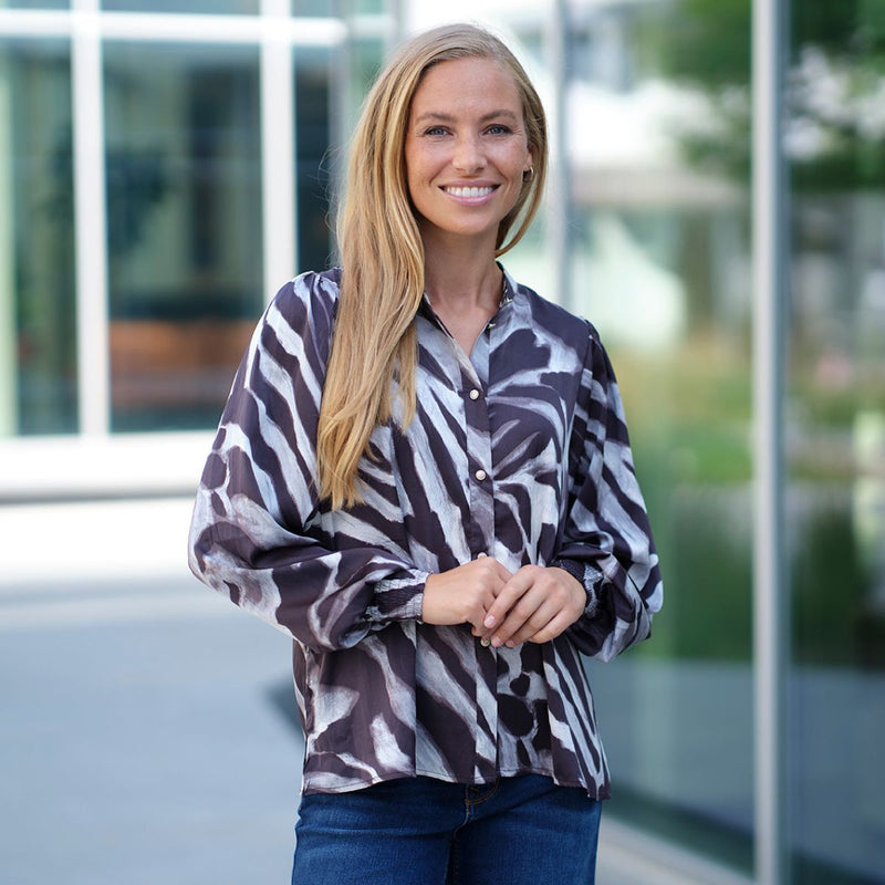 AMIRA BLOUSE COFFEE

Amira Blouse i det fineste zebra print fra Prepair. &nbsp;Skjorten har lange ærmer med et lille puf ved skulderen og er gennemknappet med seks fine guldknapper

Rund hals, lange ærmer, puf ved skulderen , smock og guldknapper

Zebra print
Farverne sort/grålige toner




Størrelsesguide: Prepair er generelt stort i størrelsen.&nbsp;Hvis du veksler i mellem to størrelser, anbefaler vi at du vælger den mindste.