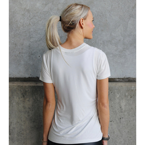 råhvid t-shirt med rund hals og korte ærmer set bagfra med by asbæk model
