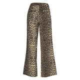 ANNA PANTS LEO

Anna pants i fint denim leopardprint fra Prepair. Bukserne har en afslappet pasform og med en let vidde i benene og har to sidelommer samt pyntelommer bagpå. Bukserne er med lynlås og en enkelt knap.

Leo bukser
Afslappet pasform
Let vidde ben
Macthende jakke

Størrelsesguide: Bukserne er normale i størrelsen.