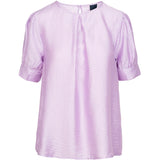 Lyselilla bluse med struktur i stoffet den har rund hals og korte ærmer med fast manchet der er læg fortil og slids og knap i nakken set forfra