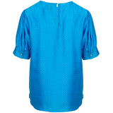 Stærk blå bluse med rund hals og læg fortil den har korte ærmer med fast manchet set bagfra hvor man kan se slids og knap