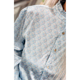 Lyseblå skinnende skjorte med beige rude print knapper og flæser