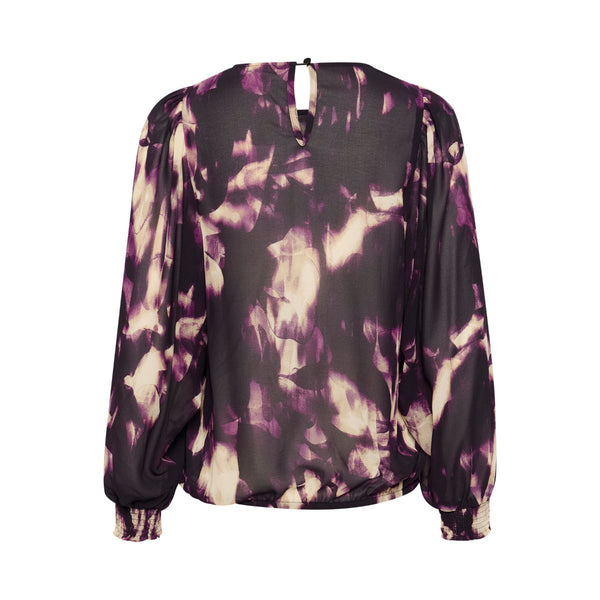 ASKA BLOUSE PURPLE BLURRY GRAPHICS

Super smuk bluse fra Kaffe. Aska blouse er lavet i en glat og let kvalitet. Den har rund hals med slids og knap i nakken, den har lange voluminøse ærmer som afsluttes med et smock stykke. Blusen har også en elastik kant i bunden, så man kan trække op i blusen også falder den flot på kroppen. Blusen er lidt transparent, så det er godt med en lille top indenunder.&nbsp;



Rund hals, lange ærmer, smock, elastik kant, slids og knap i nakken
Farverne er sort, beige, råhvid og