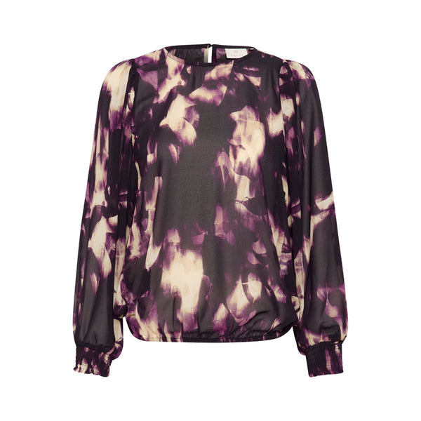 ASKA BLOUSE PURPLE BLURRY GRAPHICS

Super smuk bluse fra Kaffe. Aska blouse er lavet i en glat og let kvalitet. Den har rund hals med slids og knap i nakken, den har lange voluminøse ærmer som afsluttes med et smock stykke. Blusen har også en elastik kant i bunden, så man kan trække op i blusen også falder den flot på kroppen. Blusen er lidt transparent, så det er godt med en lille top indenunder.&nbsp;



Rund hals, lange ærmer, smock, elastik kant, slids og knap i nakken
Farverne er sort, beige, råhvid og