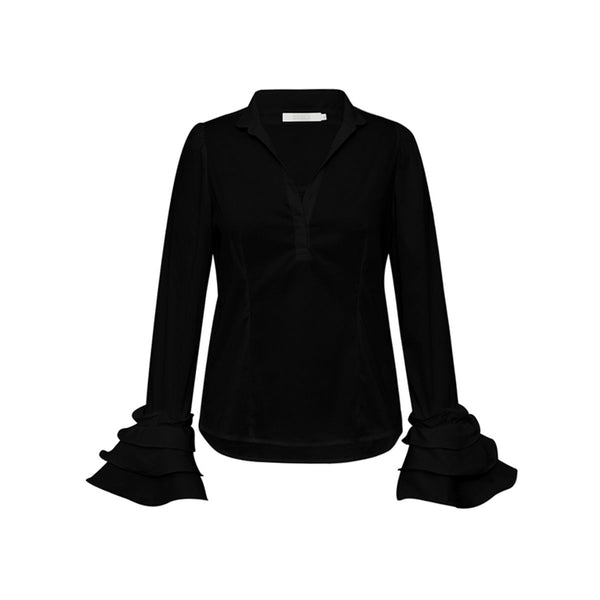 ASTAGO SHIRT BLACK

Elegant og feminint skjorte fra Gossia. Skjorten er med v- formet åbning foran, lange ærmer, der afsluttes med voluminøse flæser ved manchetterne. Pasformen er figursyet og har en lækker blød og let kvalitet.

V-udskæring, lange ærmer, flæser&nbsp;
Figursyet&nbsp;
Sort
Fåes også i hvid

Størrelsesguide: Asta shirt er normal til lille i størrelsen, svinger du mellem 2 størrelser, anbefaler vi du tager den størreste&nbsp;&nbsp;